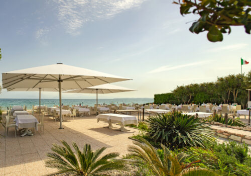 Parasol Glatz installé en extérieur pour protection solaire