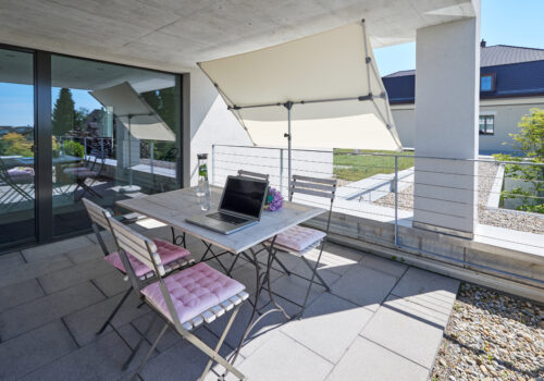 Parasol Glatz sur terrasse pour ombrage extérieur