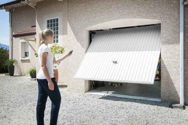 Porte de garage motorisée en position ouverte