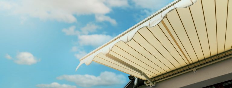 Store banne extérieur sur mesure installé sur une terrasse