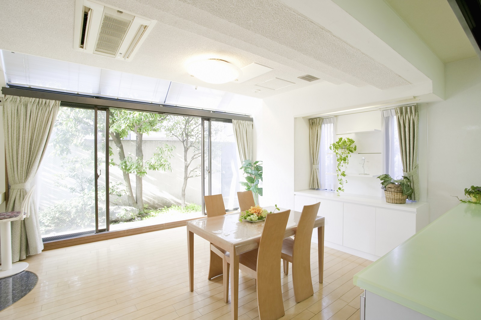 Solutions pour habiller une grande baie vitrée