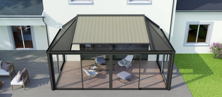 Store de véranda sur mesure installé sur une véranda