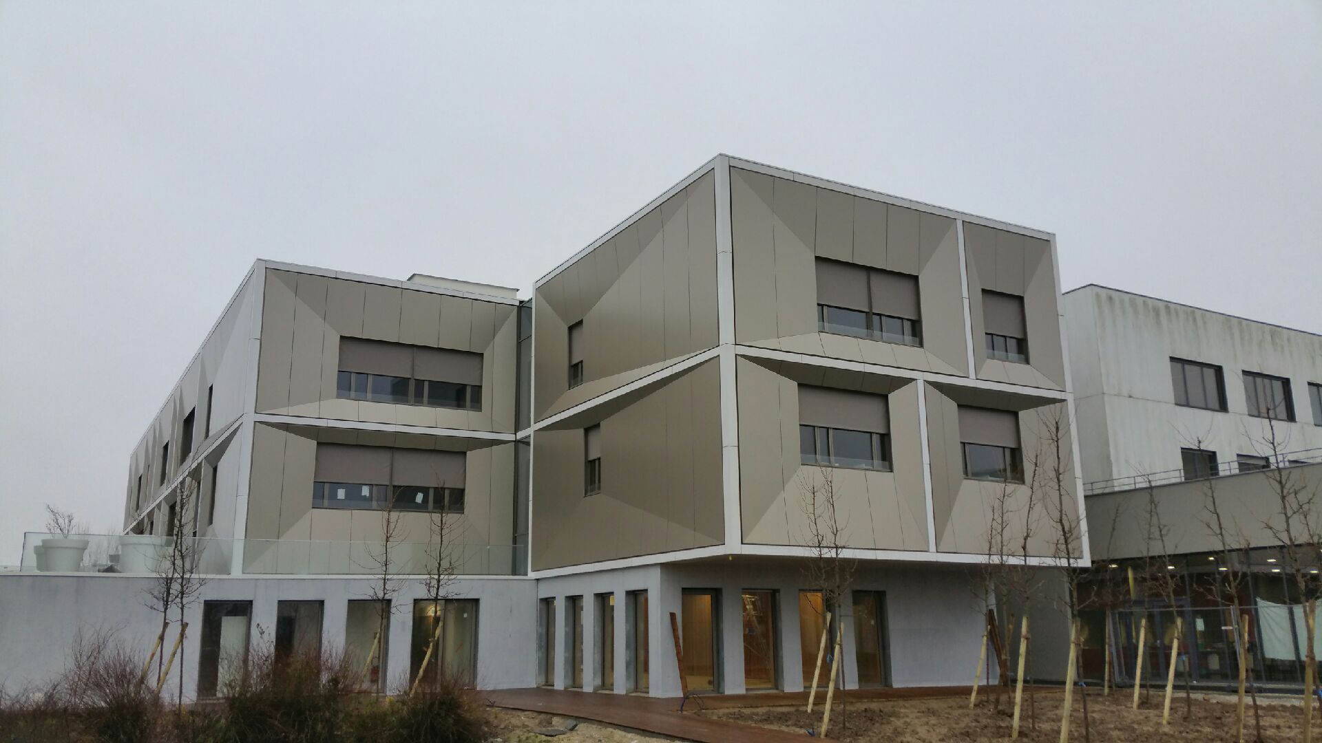 Stores extérieurs du Lycée hôtelier de Serris (77)