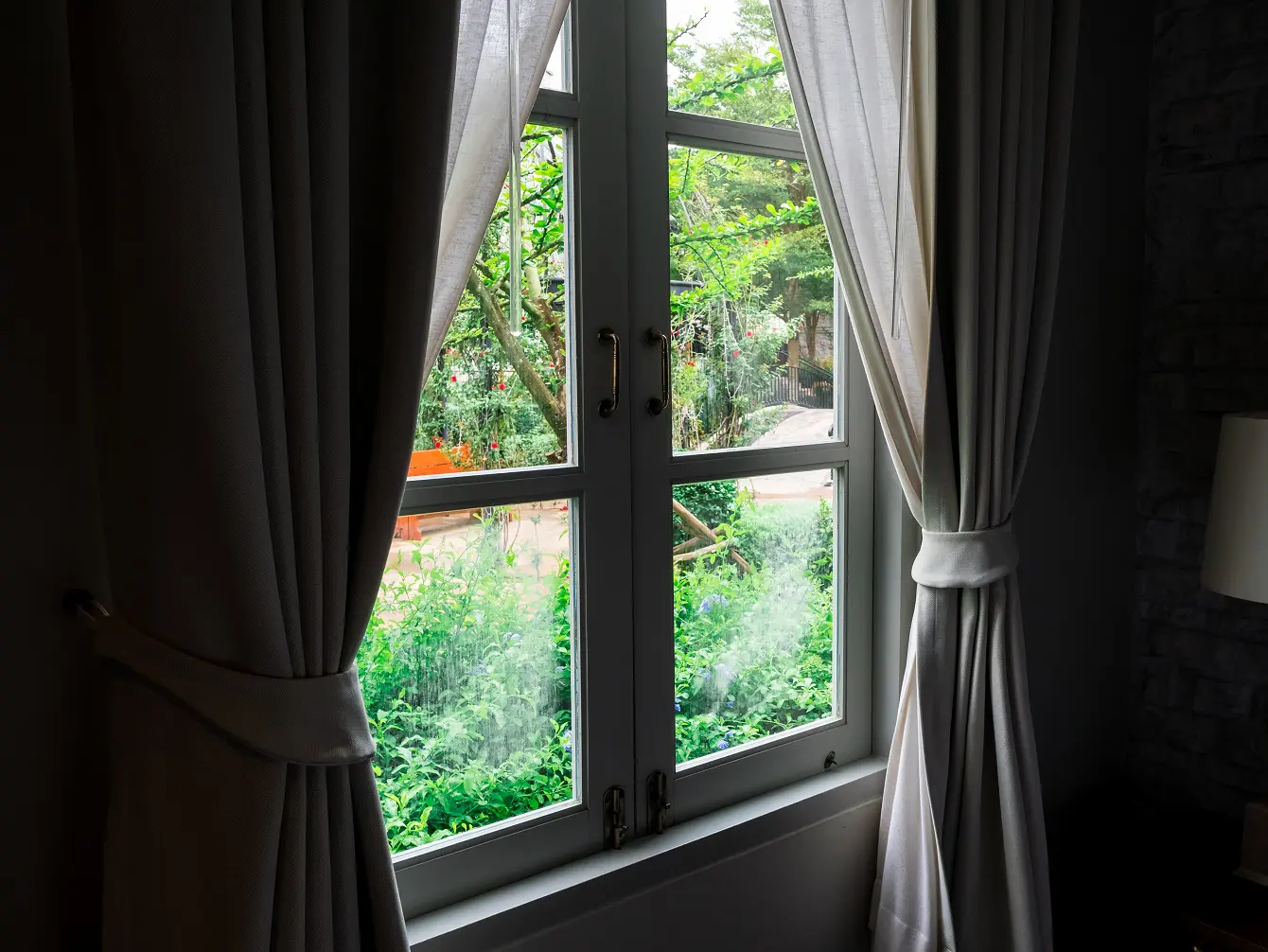 Rideau pour porte fenêtre : les différentes solutions pour l'embellir.