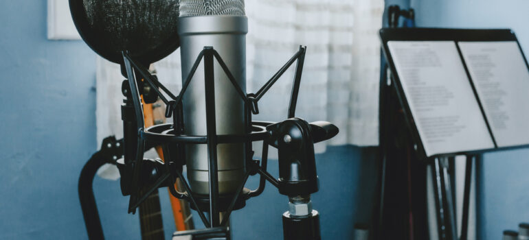Les avantages d’un rideau acoustique pour un studio