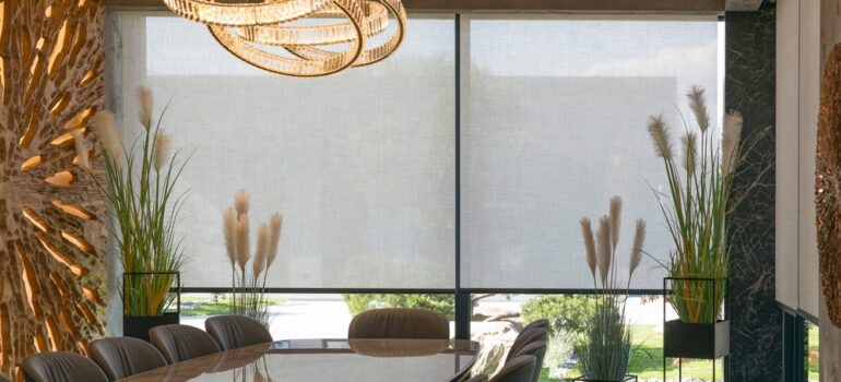 Pourquoi opter pour un volet roulant solaire ? avantages et conseils